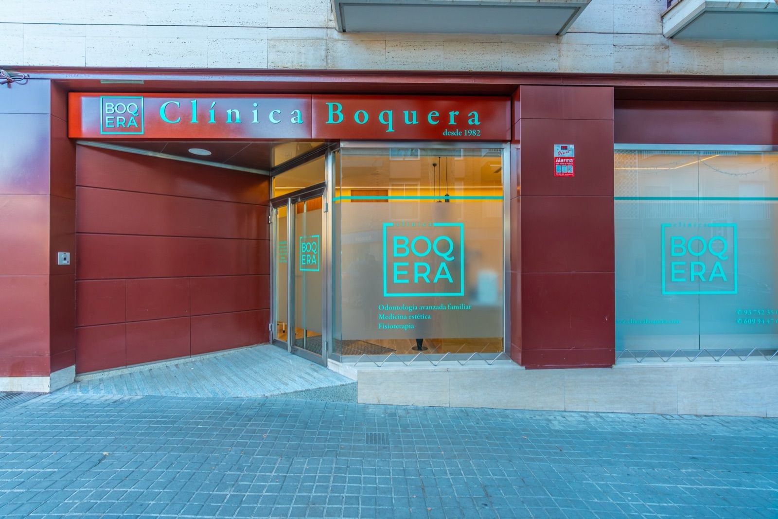 Entrada de la clínica desde la calle
